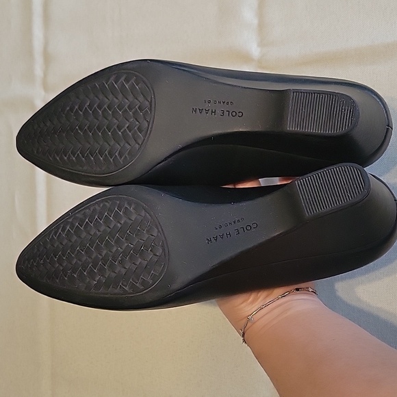 Cole Haan Grand.øs Black Leather Wedge 2.5" mid heels, size 8.5 - Picture 4 of 6